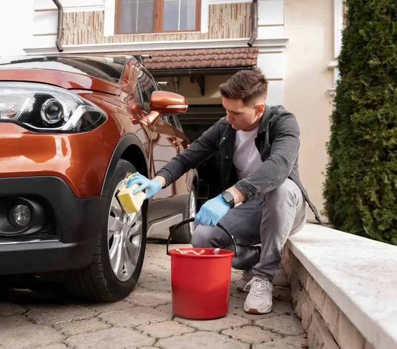 Lavage auto à domicile Saint-Biez-en-Belin : professionnel intervenant sur un véhicule